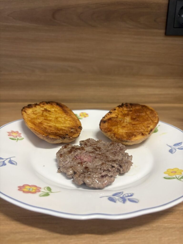Hamburguesa de ternera con patata al horno