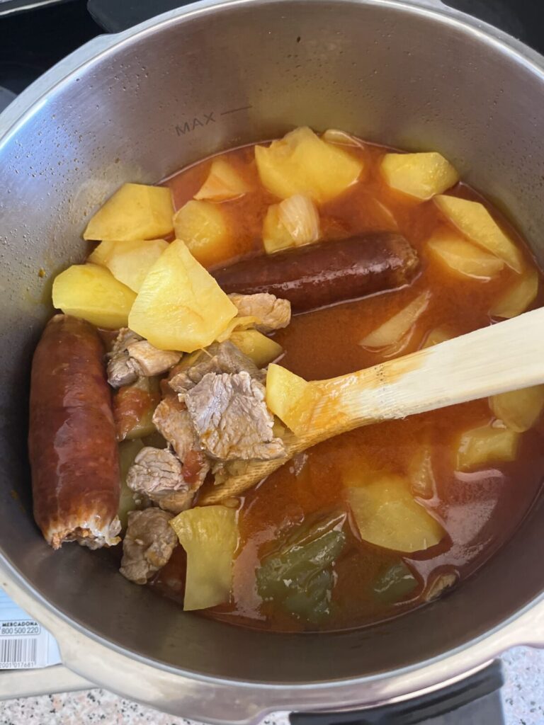 Estofado de carne en salsa con chorizo (y patatas)