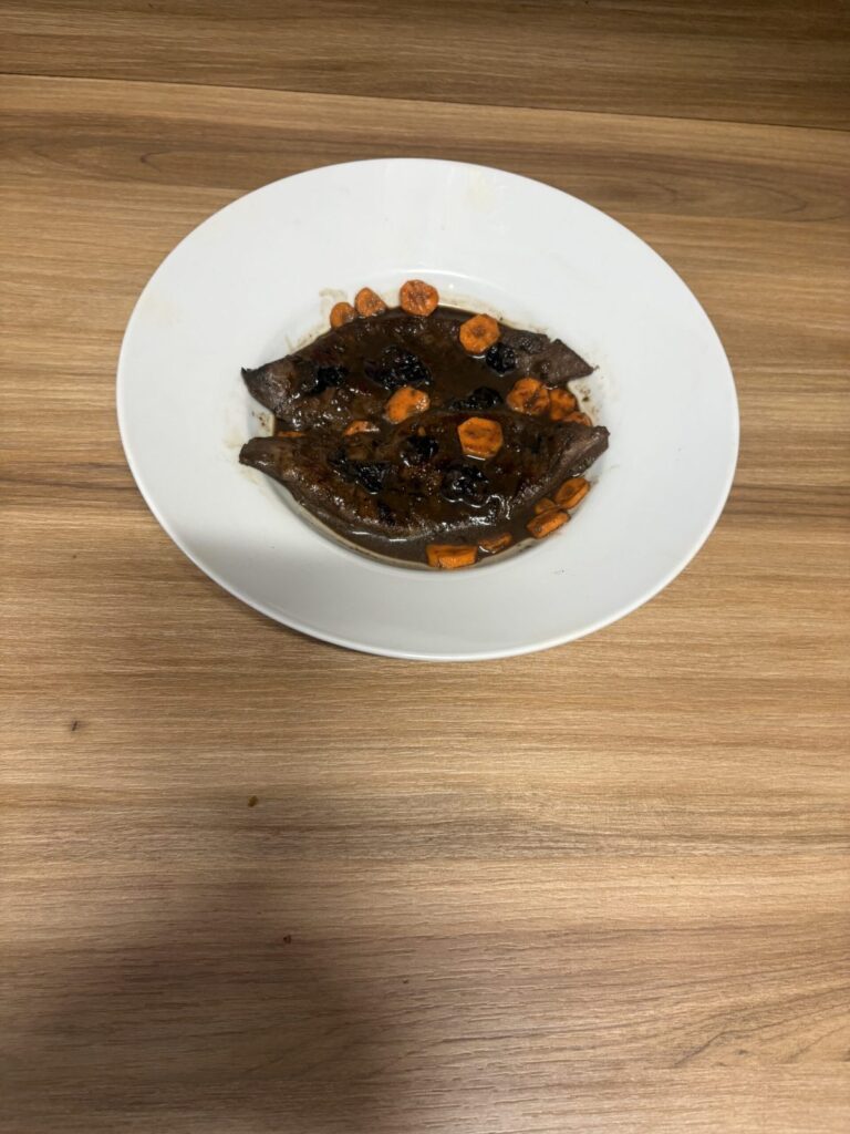 Hígado de ternera con salsa de arándanos.